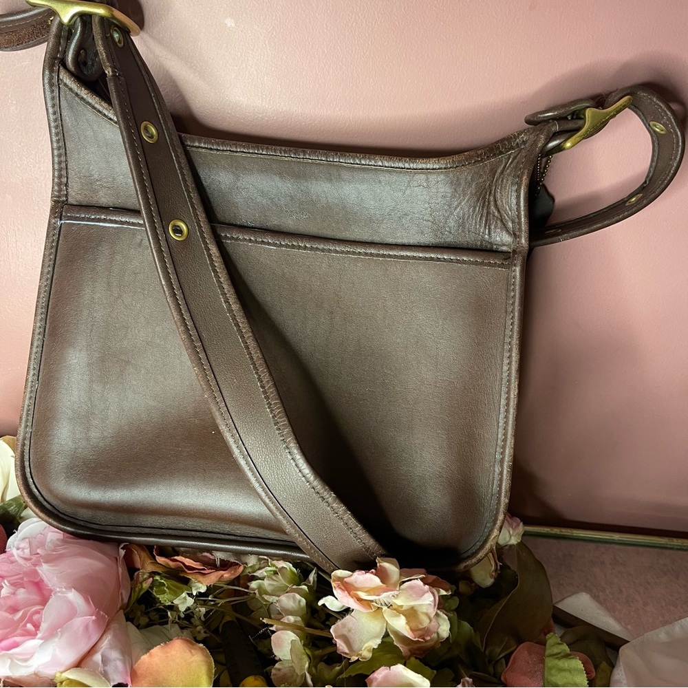 Coach vintage Brown Crossbody Bag with Adjustable Strap and Zipper Closure